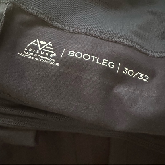 AVE Leisure Navy Blue Boot Leg Atheltic Leggings. NWT. Size 30/32 (actual 42x33) - Picture 2 of 10